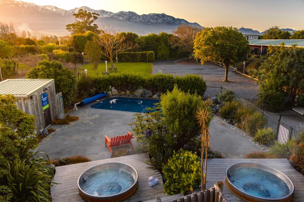 凯库拉阿尔卑斯-太平洋假日公园酒店的后院的空中景观,设有游泳池