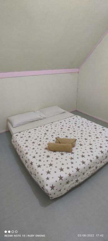 拉瑙PISAAN FARMSTAY Bed & Breakfast的一间卧室配有一张床和被子
