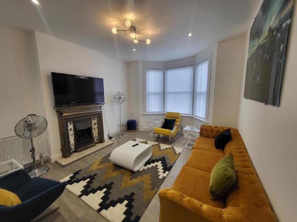 芬奇利Garland Modern 4 Bedroom Central Apartment London的带沙发和壁炉的客厅