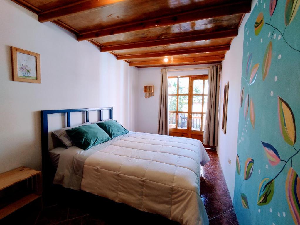 瓦拉斯Casa Tribu的一间卧室,卧室内配有一张大床