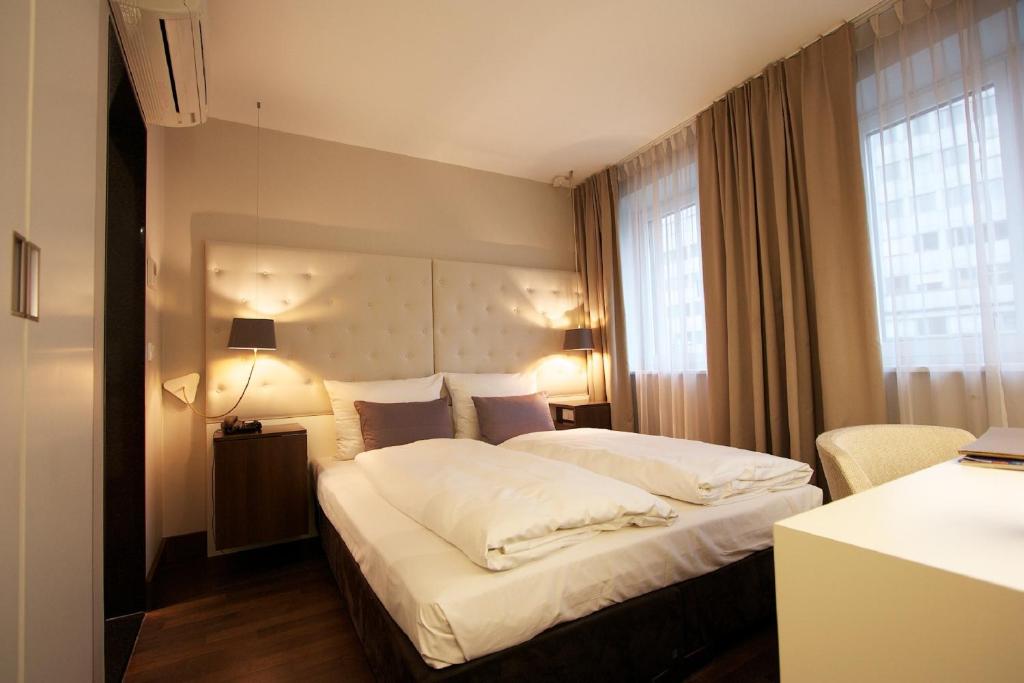 美因河畔法兰克福欧洲风格酒店的一间卧室设有一张大床和一个大窗户
