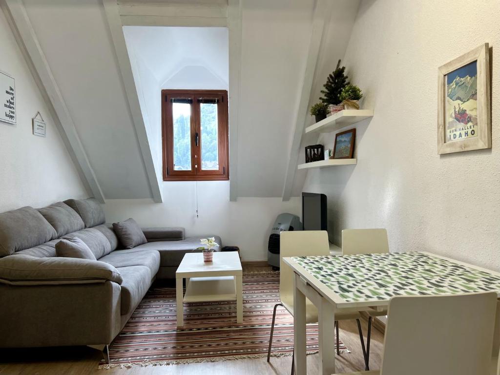 萨连特加列戈Locky · Espacio y Exclusividad ❅ Pirineos360 ❅的客厅配有沙发和桌子