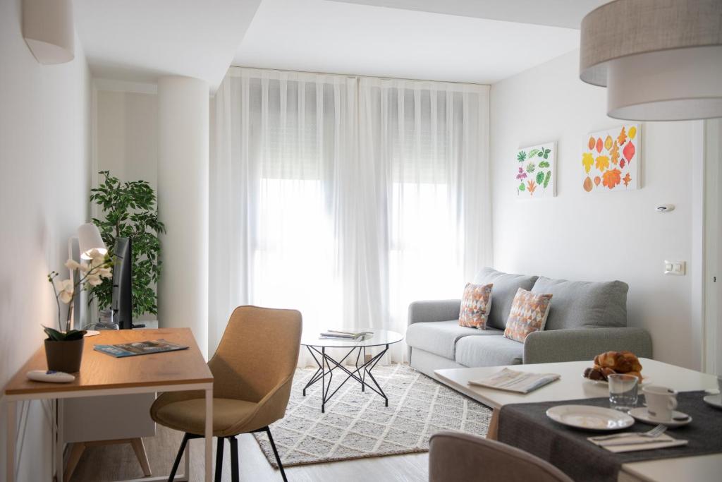 略夫雷加特河畔奥斯皮塔莱特奥拉公园菲拉BCN公寓的客厅配有沙发和桌子