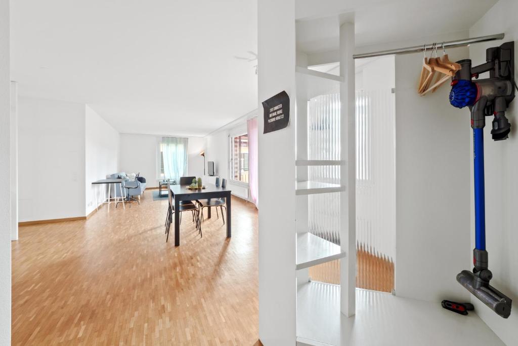 苏黎世Spacious Central Apartments HOTING的一间带楼梯的客厅和一间用餐室