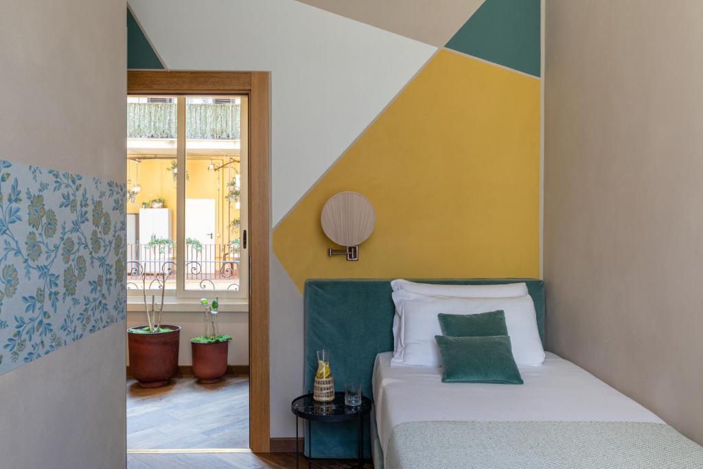 罗马加拉提精品酒店 的一间卧室设有一张床和一个窗口