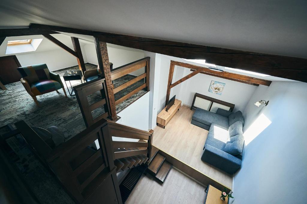 布加勒斯特巴里奥别墅公寓的享有带蓝色沙发的客厅的顶部景色。