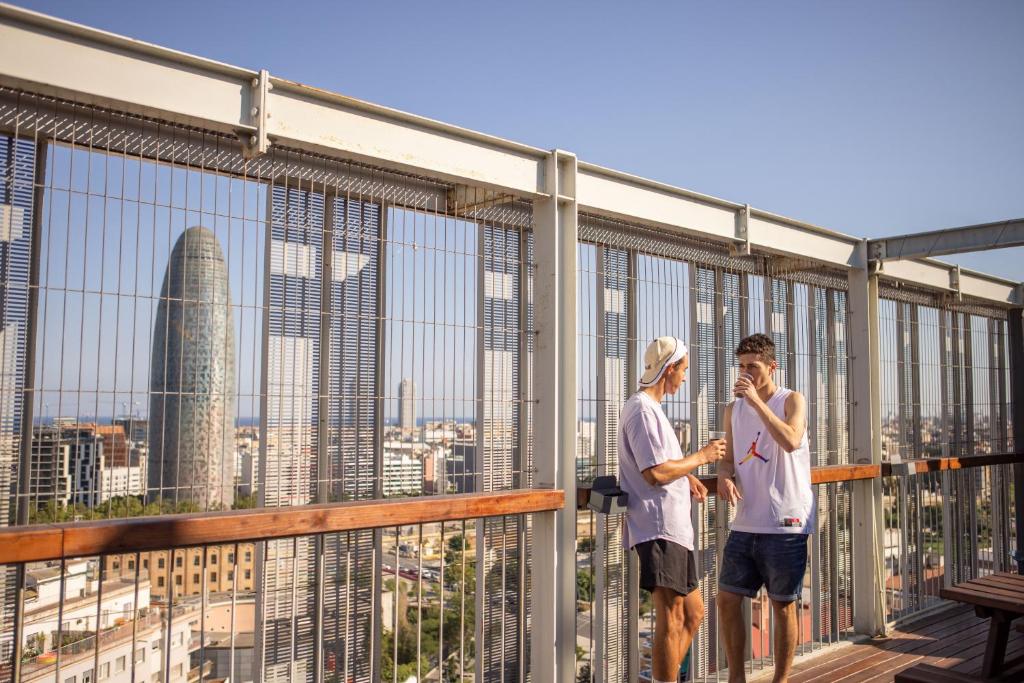 巴塞罗那呃班尼巴塞罗那旅馆的两个人站在一个市景阳台