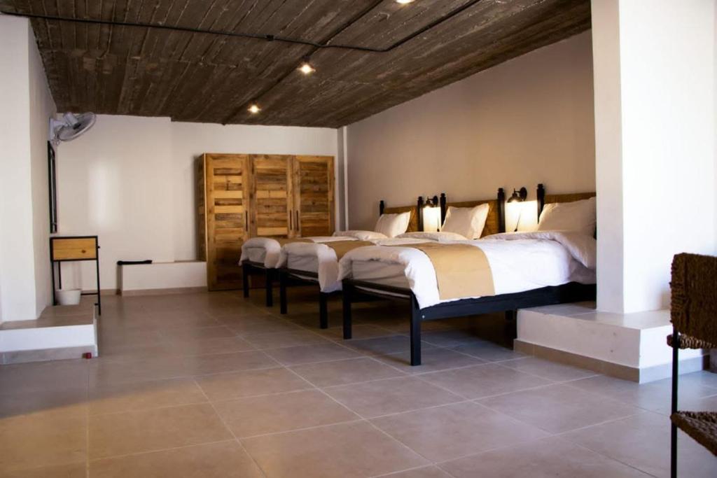 马达巴Alhidan Hostel & adventure的一间卧室,配有四张床
