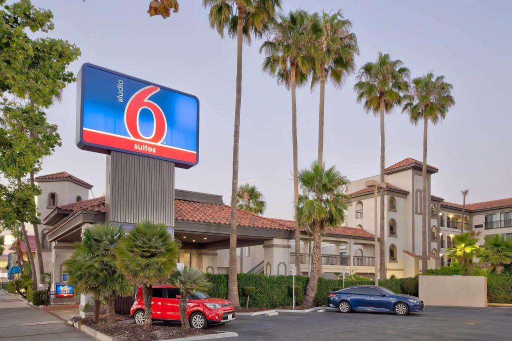 朗代尔Studio 6 Suites Lawndale, CA South Bay的酒店前停车场的标志