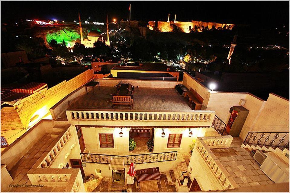 尚勒乌尔法土库曼柯纳奇住宿加早餐旅馆的夜间从空中欣赏大楼的景色