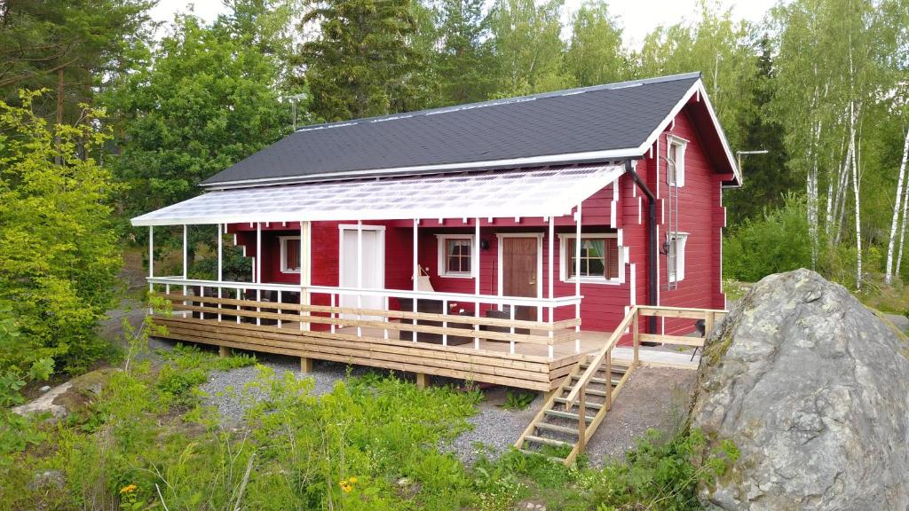 纳坦利Lomahyppäys的黑色屋顶的红色房子