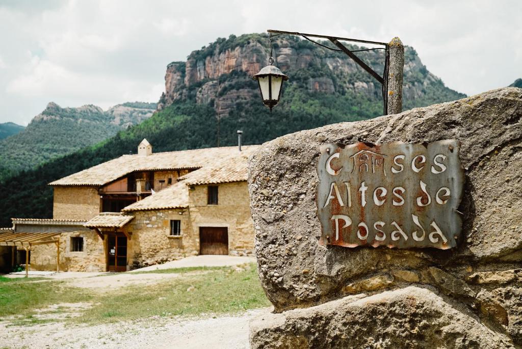 NavésCases Altes de Posada的建筑物前的岩石上的标志