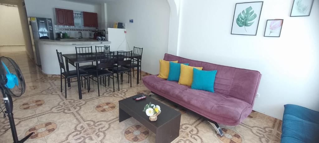 圣罗莎德卡瓦尔apartamento family the luxe的客厅配有紫色沙发和桌子