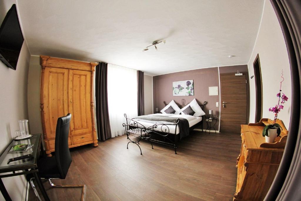 洪堡加尼住宿加早餐旅馆的一间卧室配有一张床和一面大镜子