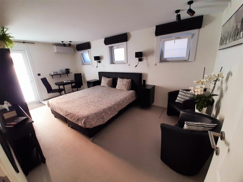 BalenB&B Cosiness的一间卧室设有一张床和一间客厅。