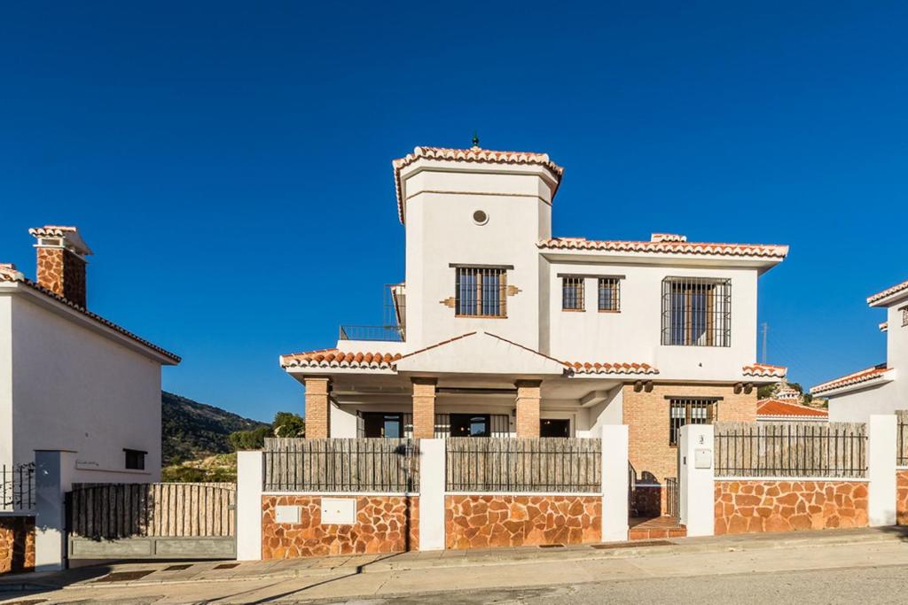 贝莱斯德韦瑙达利亚Villa Blanca - Granada Coast的前面有栅栏的白色房子