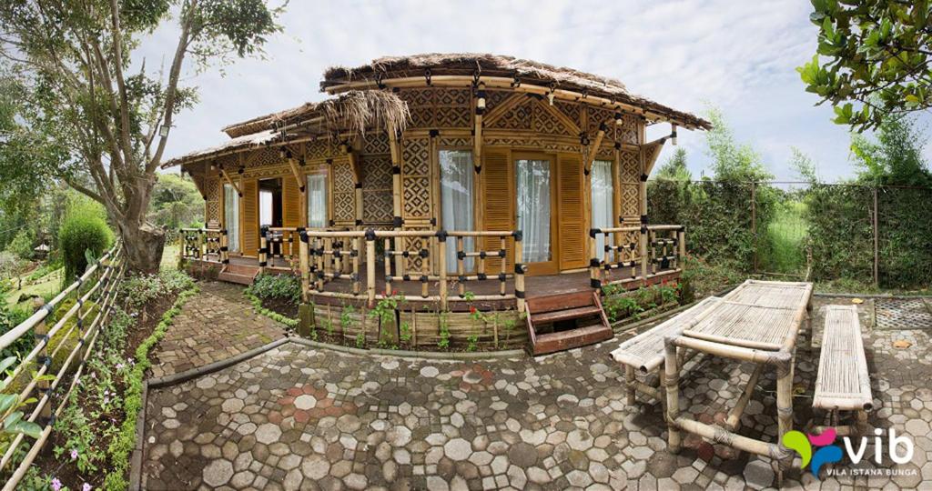 伦邦竹村别墅的前面有长凳的小房子