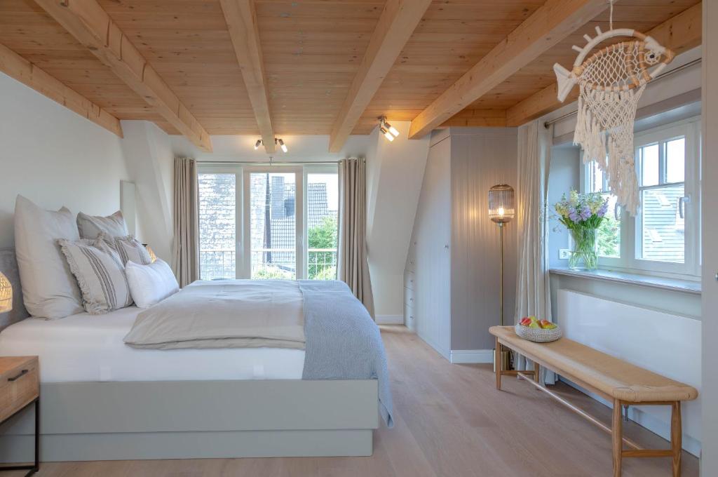韦斯特兰Hüs im Glück的一间卧室设有一张大床和木制天花板
