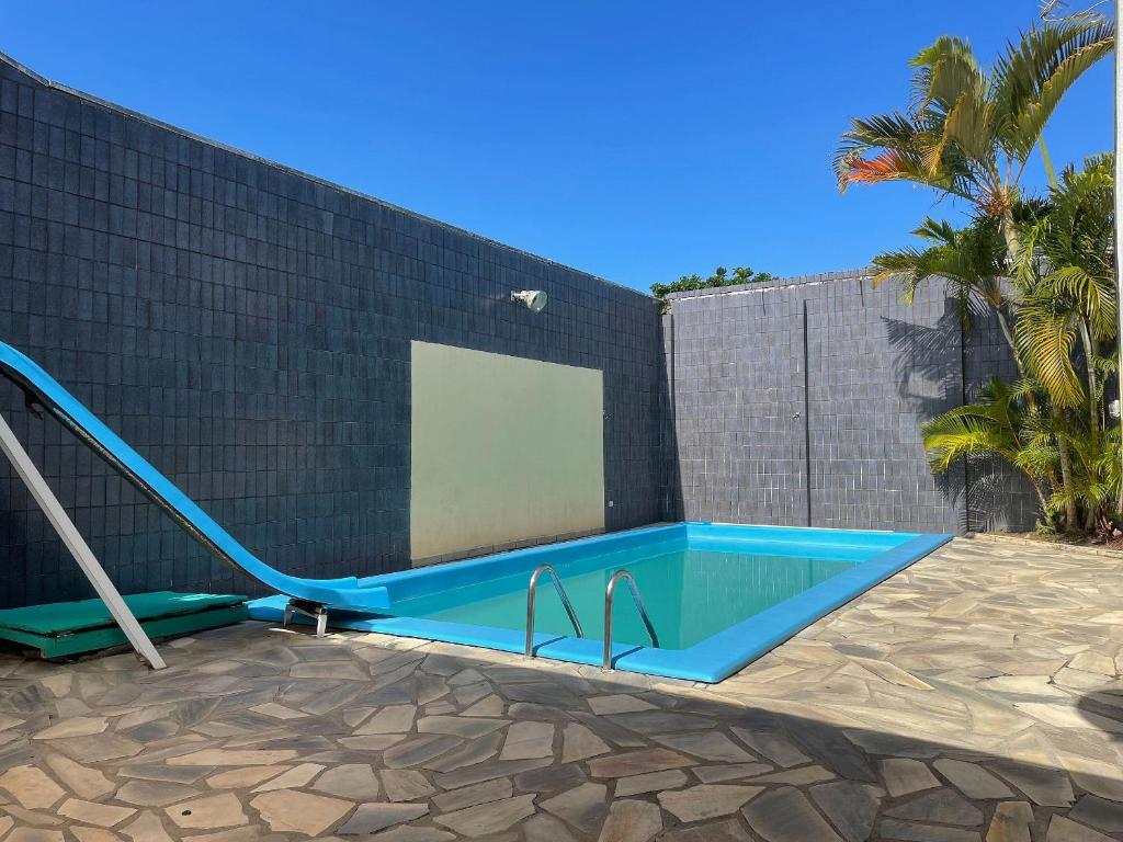 巴拉那州蓬塔尔Casa com piscina Balneario Ipanema PR的一座游泳池,旁边设有滑梯