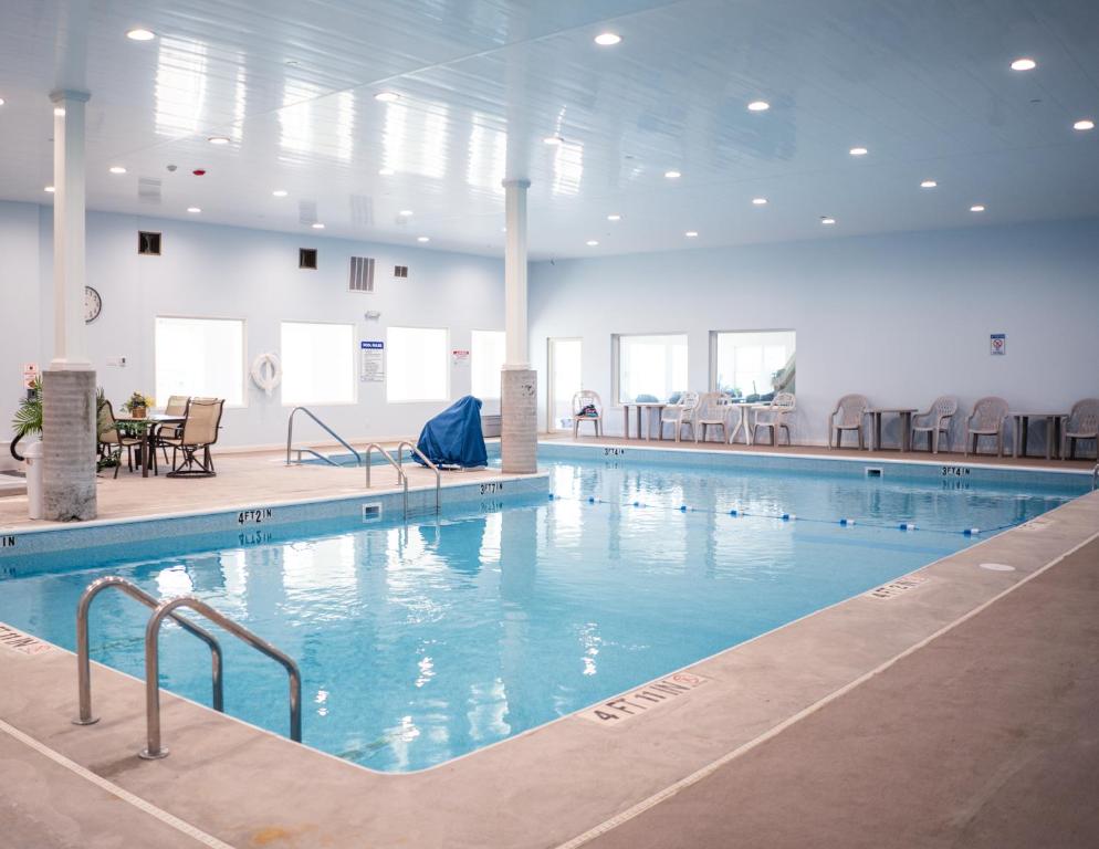 Richfield SpringsAllen Lake Resort Richfield Springs Cooperstown的大楼内一个蓝色的大型游泳池