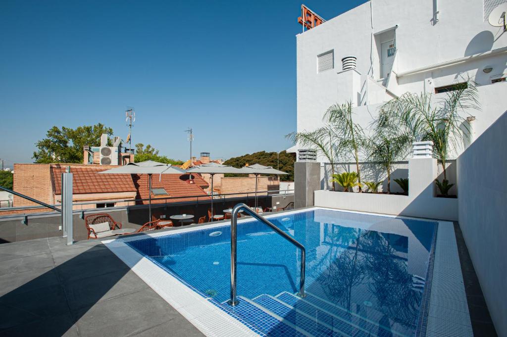 穆尔西亚加泰罗尼亚佛罗里达布兰卡伯爵酒店的建筑物一侧的游泳池