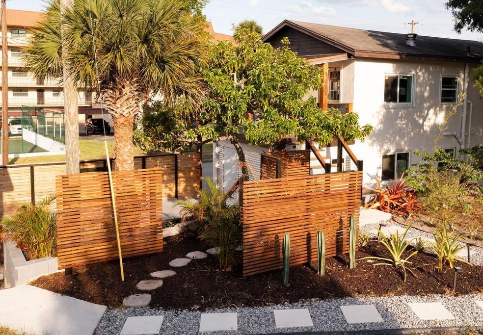 罗克雷治Shares View Luxury Apt的房屋前带木栅栏的花园