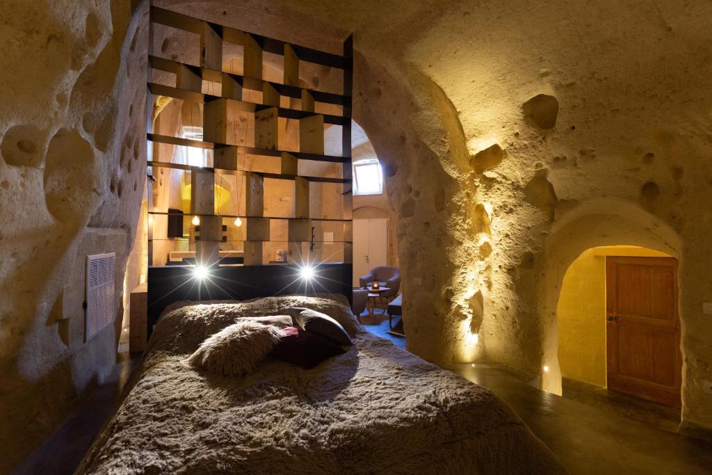 马泰拉Grotta Barisano的躺在石头房床上的女人