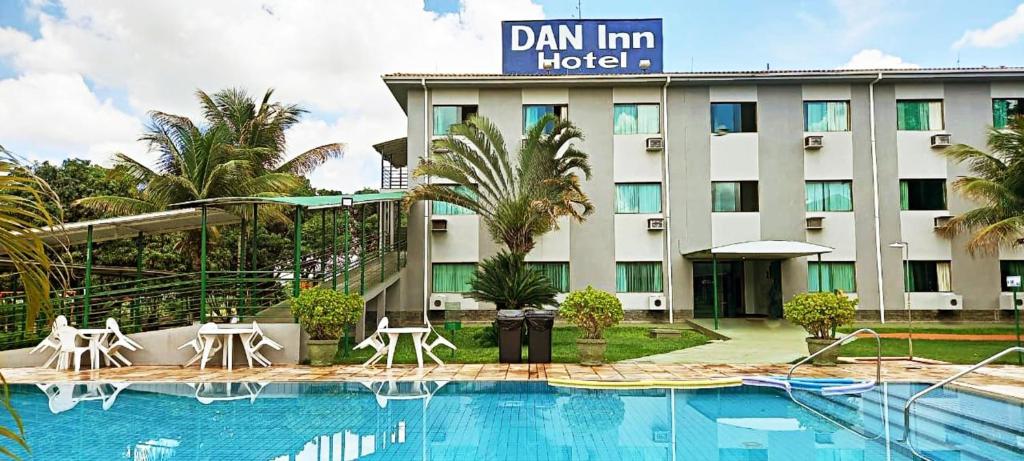 乌贝拉巴Hotel Dan Inn Uberaba & Convenções的大楼前设有游泳池的酒店