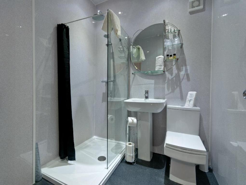 Lauriston &amp; Lawton Court Hotel的一间浴室