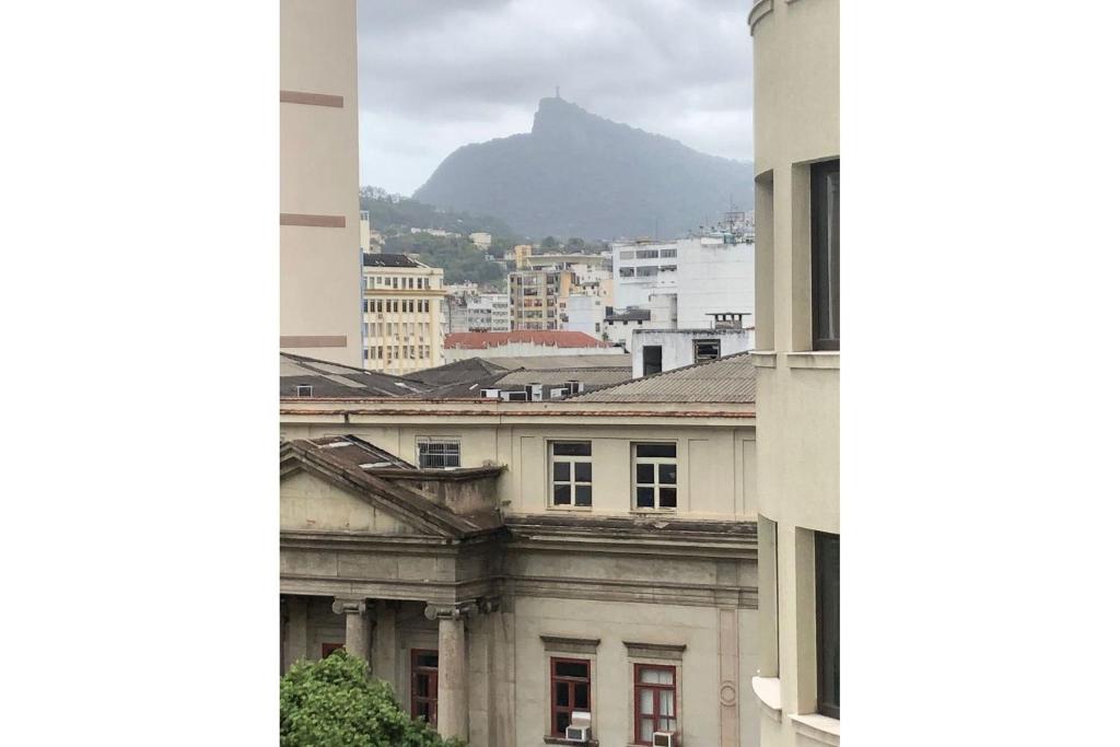 里约热内卢Centro da cidade com vista para o Cristo的享有以山为背景的城市美景