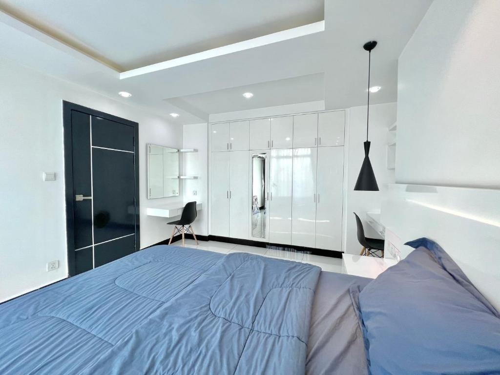 金边PTH Residence的一间带蓝色床的卧室和一间浴室