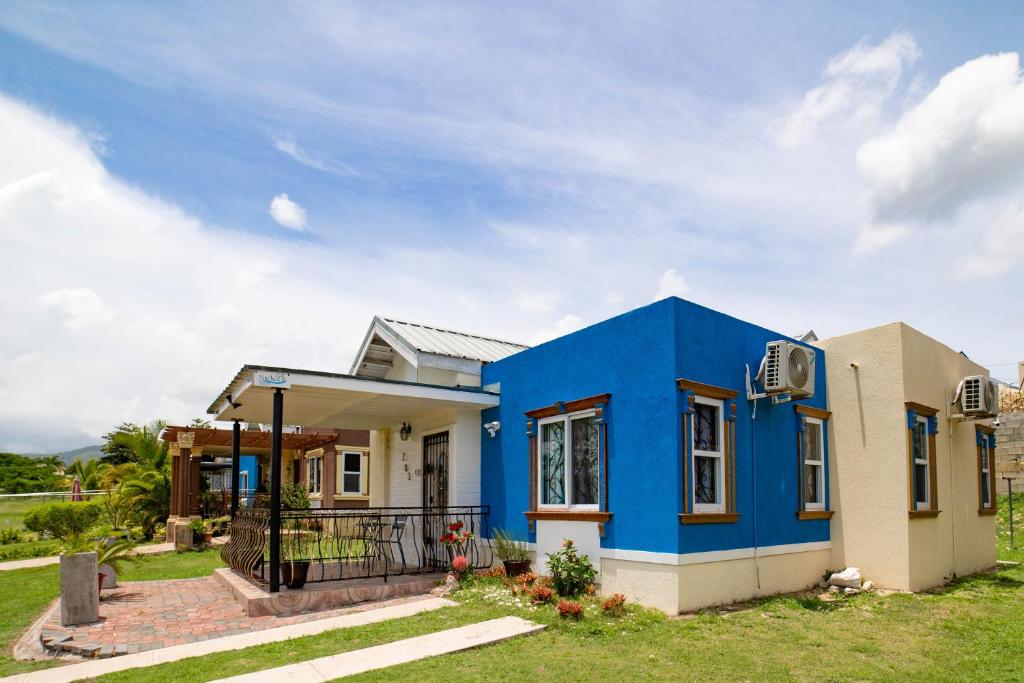 蒙特哥贝Nickels Garden Villas的一座漆有蓝色的房屋
