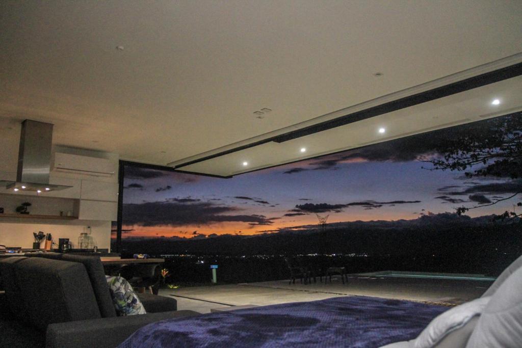 佩雷拉LoftMerak的一间设有大型投影屏幕并享有日落美景的客房