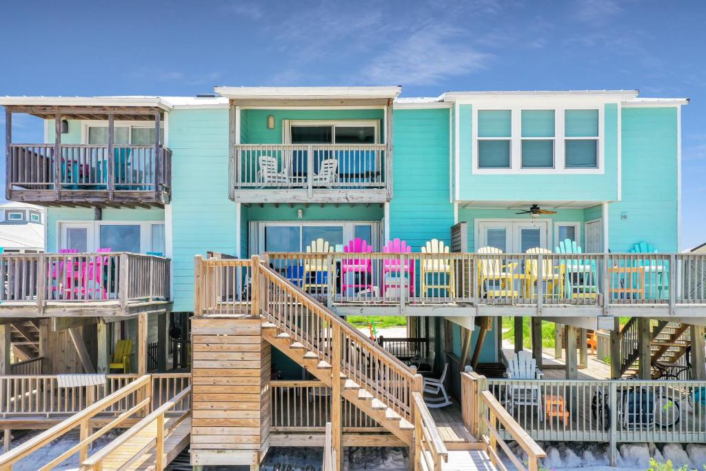 Cape San BlasAbsolute Heaven by Pristine Properties Vacation Rentals的海滩别墅 - 带甲板和椅子