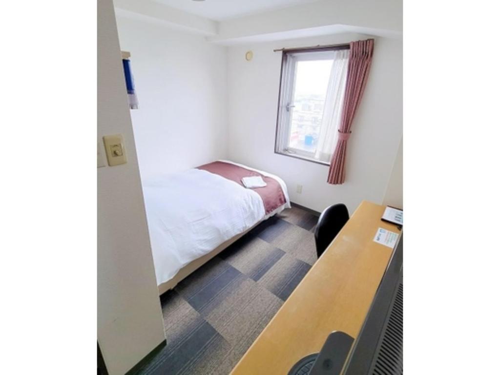 札幌Hotel Yukita - Vacation STAY 20929v的小房间设有一张床和一张书桌