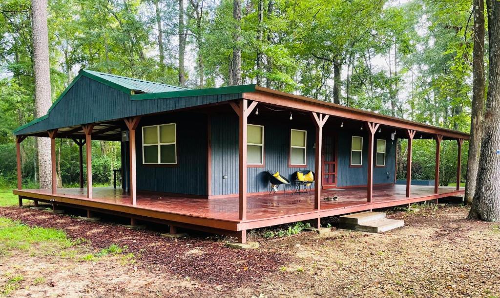 SummitCabin 2 - Modern Cabin Rentals in Southwest Mississippi at Firefly Lane的森林中间的小房子