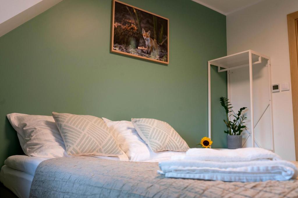 翁格罗维茨Mięta的卧室配有一张挂在墙上的床铺