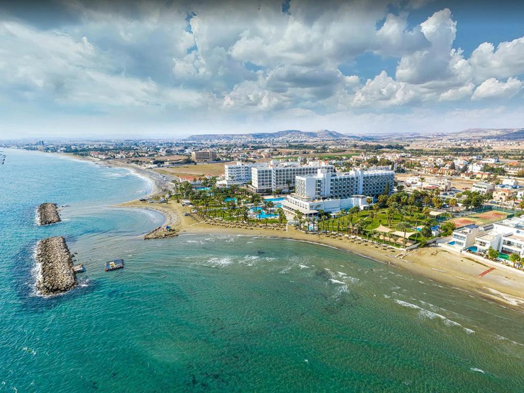 皮拉PylaApts - Apartments near the beach的享有海滩的空中景色,设有建筑和海洋