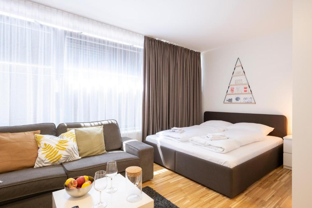 格拉茨Modern City Hideaway Graz的客厅配有床和沙发