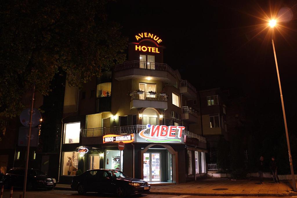 舒门Avenue的一家晚上在上面标有标志的酒店