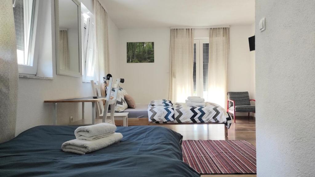 普利特维采湖Aria Plitvice的一间设有床铺和毛巾的房间
