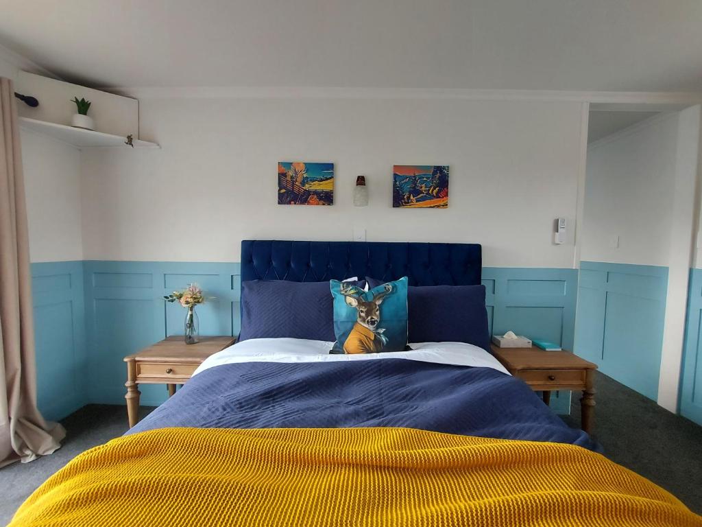 泰哈皮DuxHouse BnB的卧室里一张带蓝色床头板的床
