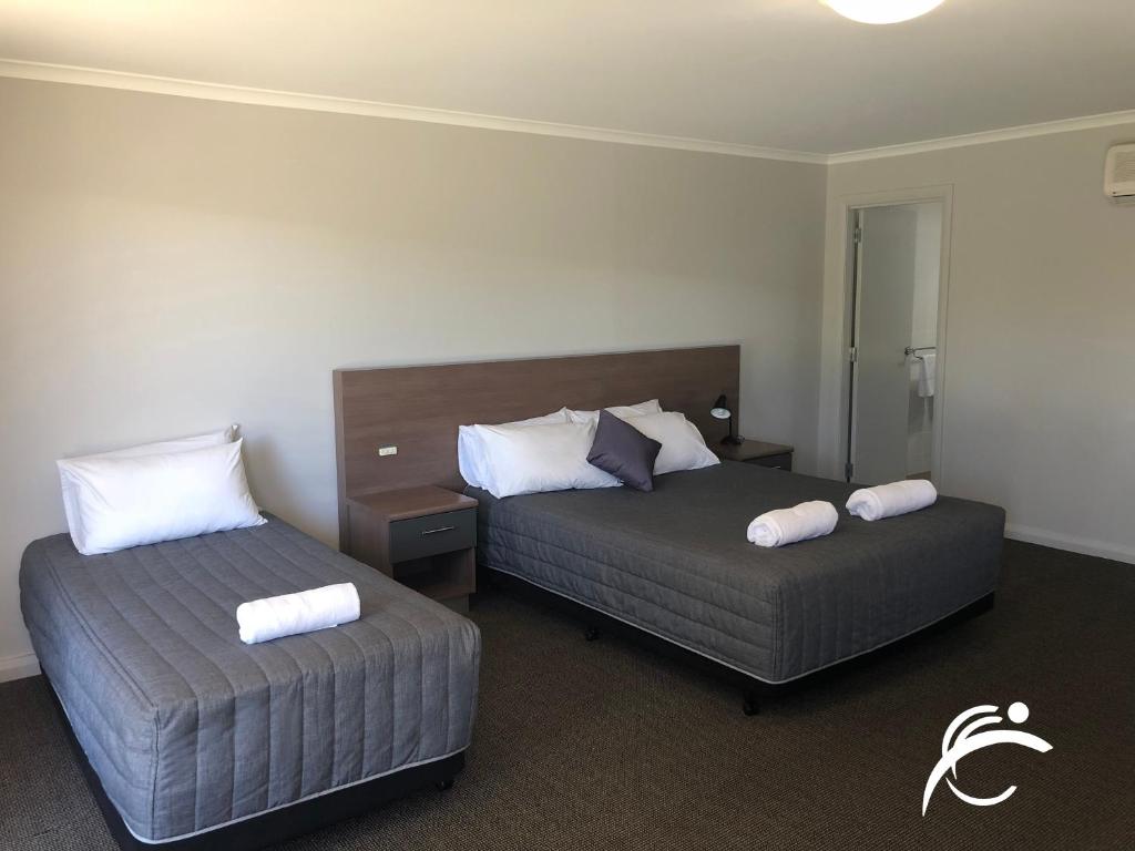 格里菲斯科罗俱乐部汽车旅馆的酒店客房,配有两张带毛巾的床