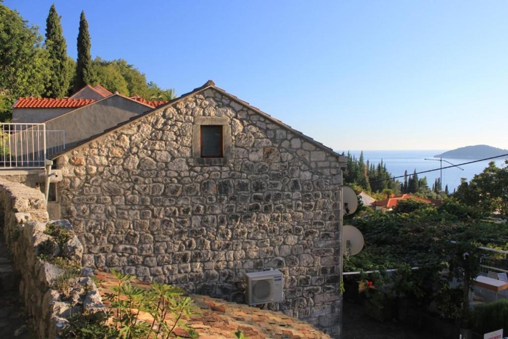 特斯特诺Apartments with WiFi Trsteno, Dubrovnik - 8738的一面有窗户的石头建筑