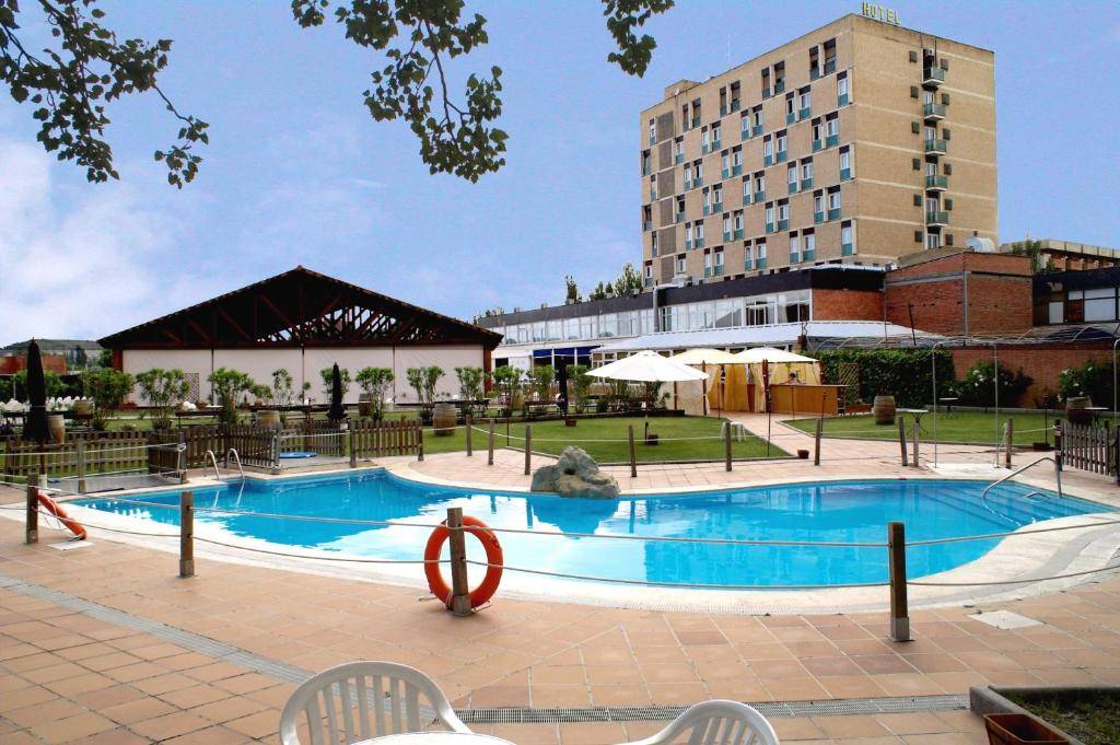 帕伦西亚斯考特而桑乔大帝酒店的大楼前的大型游泳池