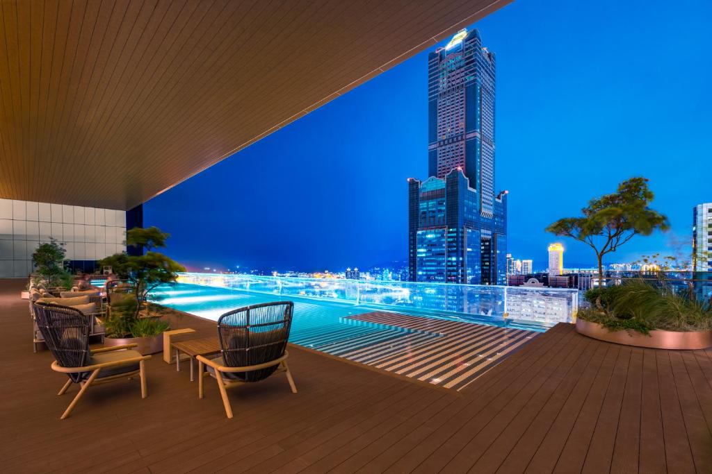 高雄TAI Urban Resort 承亿酒店的建筑在晚上可欣赏到城市天际线的景色