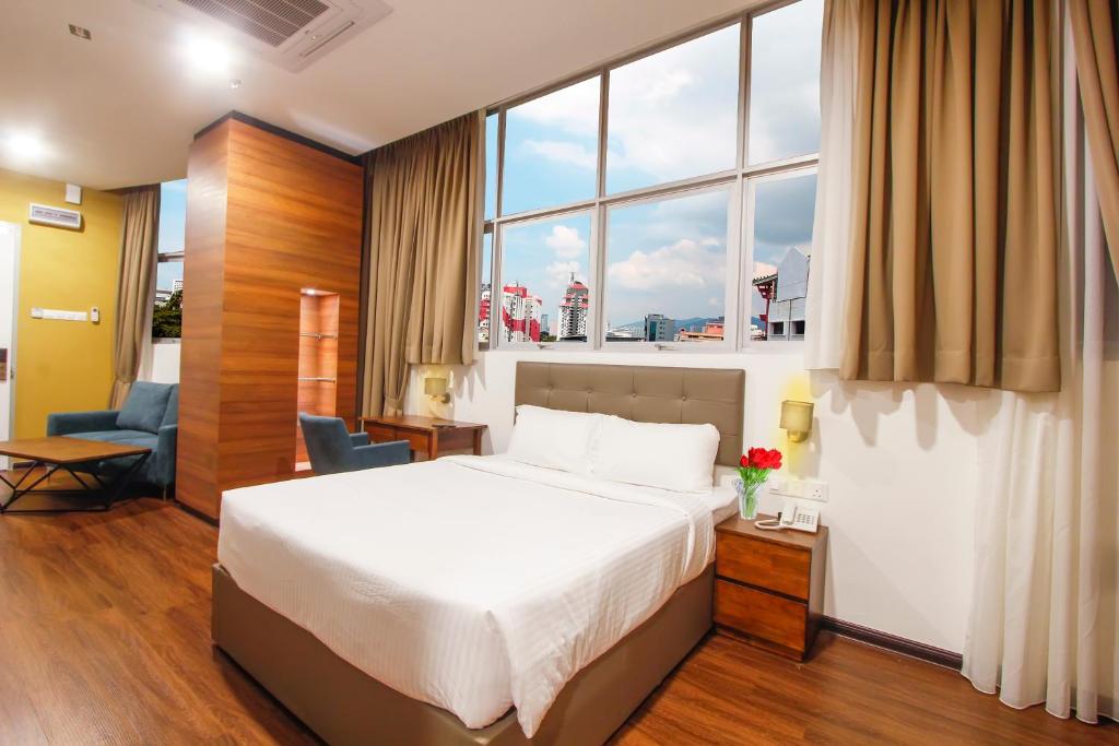 乔治市CitiVilla Penang的酒店客房设有一张床和一个大窗户