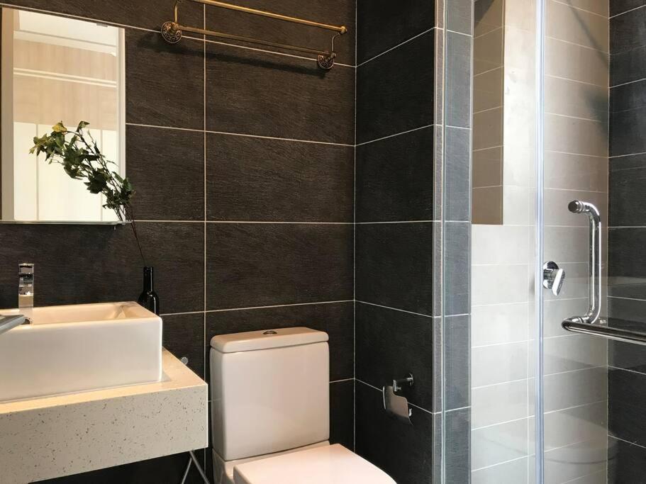 普崇Pavilion Premier Suite Puchong - 6-7pax 3R2B的浴室配有卫生间、盥洗盆和淋浴。