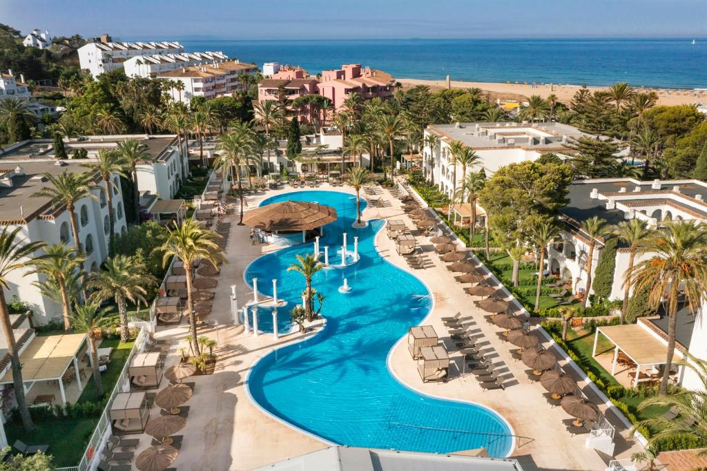 萨阿拉德洛斯阿图内斯Meliá Zahara Resort & Villas的享有度假村游泳池的空中景致