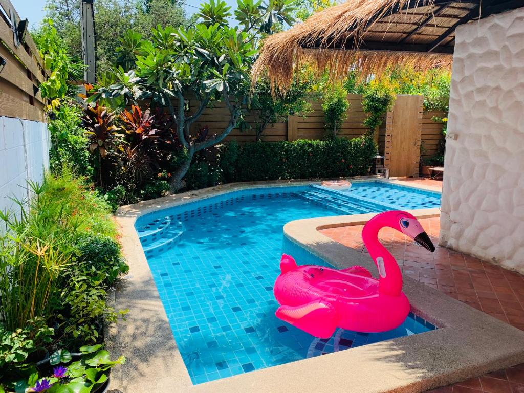 华欣BTC Boutique Resort Private Pool Villas and Studios Hua Hin บ้านทะเลจีน บูติค รีสอร์ท หัวหิน的游泳池里的粉红色塑料天鹅